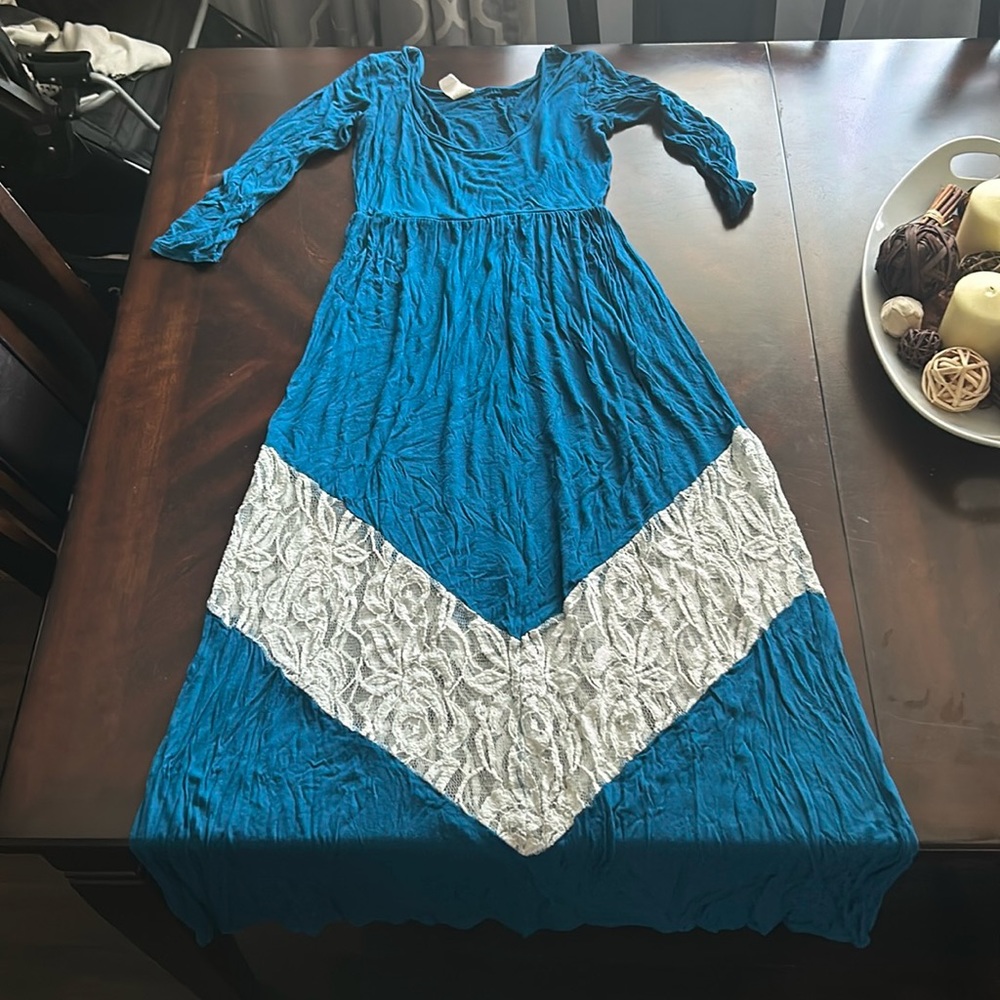 Two hearts, three-quarter length sleeve dress with lace detail